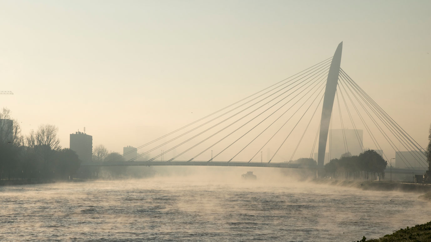 Clausbrug in nevel