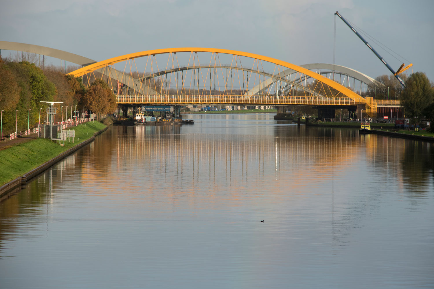 Drie spoor- en een verkeersbrugggen