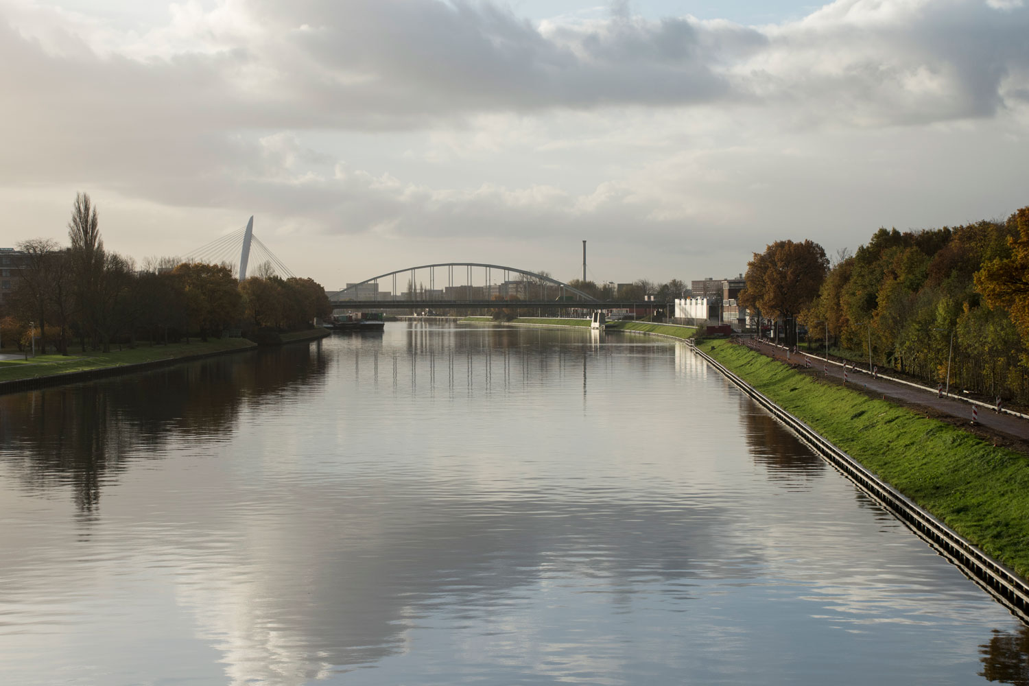 Meernbrug over vlak water