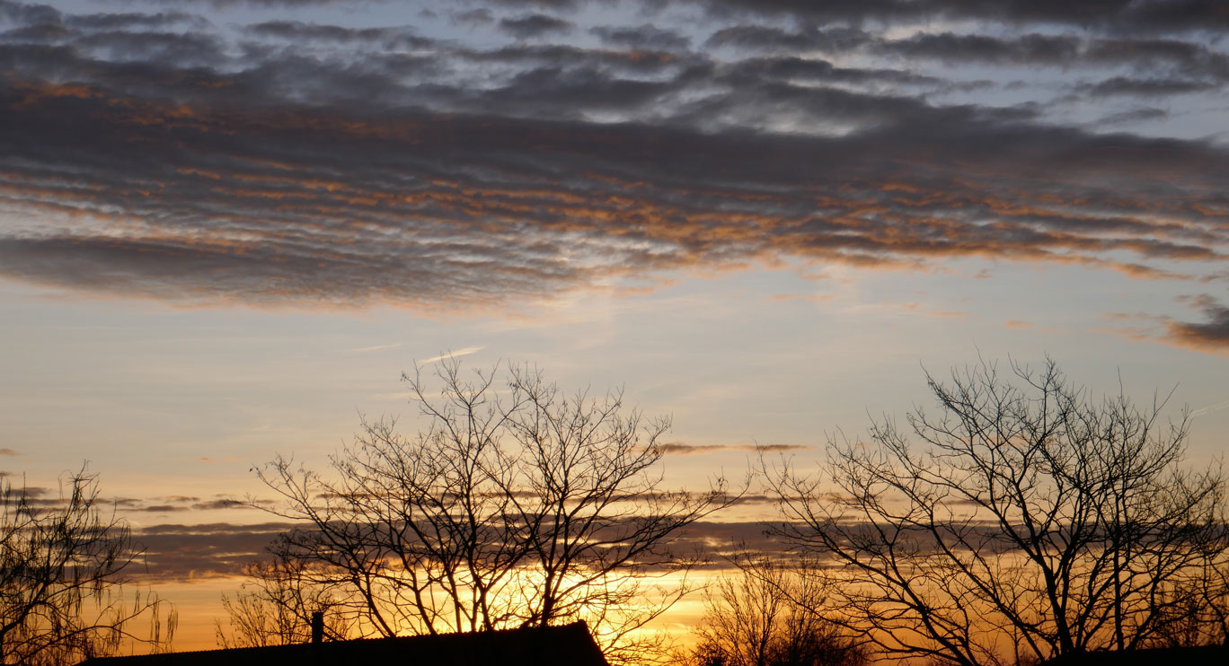 Zon gluurt aan horizon