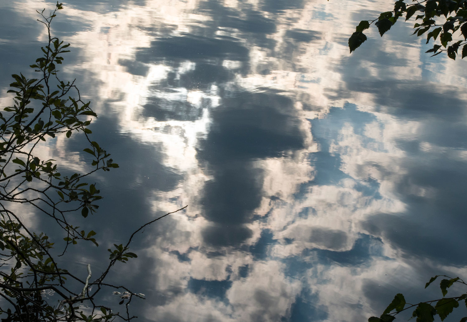 Wolken gespiegeld